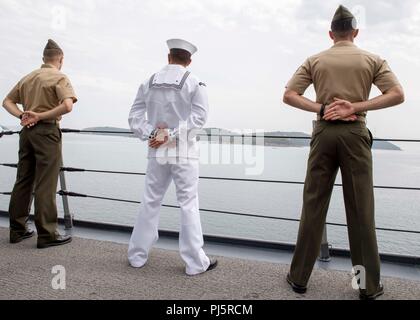 180824-N-PH 222-0130 TRINCOMALEE, SRI LANKA (24. August 2018) Matrosen zu San Antonio zugeordnet - Klasse amphibious Transport dock USS Anchorage LPD (23) und die Marines zugeordnet. bis 13 Marine Expeditionary Unit (MEU) die Schienen Mann vor einem geplanten Hafen besuch in Trincomalee, Sri Lanka, während einer planmäßigen Einsatz der Essex Amphibious Ready Group (ARG) und 13 MEU. Anchorage und die eingeschifften Marineinfanteristen des 13. MEU führen ein Theater Sicherheit Zusammenarbeit Übung mit der Sri Lankan Navy und Marine Marines. Teil einer wachsenden US-Sri Lanka naval Partnerschaft, die Übung ist als Stockfoto