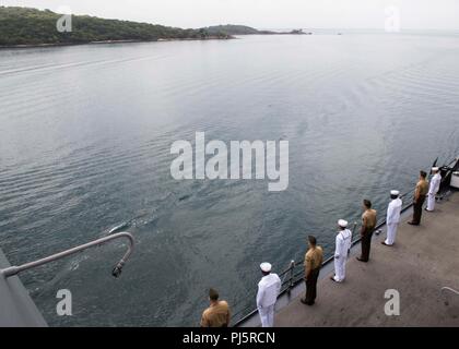 180824-N-PH 222-0229 TRINCOMALEE, SRI LANKA (24. August 2018) Matrosen zu San Antonio zugeordnet - Klasse amphibious Transport dock USS Anchorage LPD (23) und die Marines zugeordnet. bis 13 Marine Expeditionary Unit (MEU) die Schienen Mann vor einem geplanten Hafen besuch in Trincomalee, Sri Lanka während einer planmäßigen Einsatz der Essex Amphibious Ready Group (ARG) und 13 MEU. Anchorage und die eingeschifften Marineinfanteristen des 13. MEU führen ein Theater Sicherheit Zusammenarbeit Übung mit der Sri Lankan Navy und Marine Marines. Teil einer wachsenden US-Sri Lanka naval Partnerschaft, die Ausübung ist auch Stockfoto