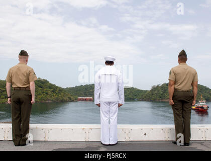 180824-N-PH 222-0306 TRINCOMALEE, SRI LANKA (24. August 2018) Matrosen zu San Antonio zugeordnet - Klasse amphibious Transport dock USS Anchorage LPD (23) und die Marines zugeordnet. bis 13 Marine Expeditionary Unit (MEU) die Schienen Mann vor einem geplanten Hafen besuch in Trincomalee, Sri Lanka während einer planmäßigen Einsatz der Essex Amphibious Ready Group (ARG) und 13 MEU. Anchorage und die eingeschifften Marineinfanteristen des 13. MEU führen ein Theater Sicherheit Zusammenarbeit Übung mit der Sri Lankan Navy und Marine Marines. Teil einer wachsenden US-Sri Lanka naval Partnerschaft, die Ausübung ist auch Stockfoto