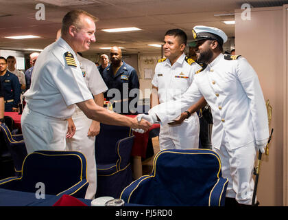 180824-N-PH 222-0574 TRINCOMALEE, SRI LANKA (24. August 2018) Kapitän Dennis Jacko, von Sayreville, N.J., kommandierender Offizier der San Antonio-Klasse amphibious Transport dock USS Anchorage LPD (23) grüsst Sri Lankan Navy Beamten in der Wardroom während eines geplanten Hafen besuch in Trincomalee, Sri Lanka während einer planmäßigen Einsatz der Essex Amphibious Ready Group (ARG) und 13th Marine Expeditionary Unit (MEU). Anchorage und die eingeschifften Marineinfanteristen des 13. MEU führen ein Theater Sicherheit Zusammenarbeit Übung mit der Sri Lankan Navy und Marine Marines. Teil einer wachsenden US-Sr Stockfoto
