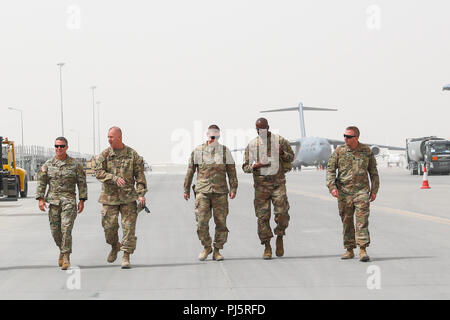 KANDAHAR AIRFIELD, in Afghanistan (27 August 2018) ----- U.S. Army Generator Austin Miller, die eingehenden entschlossenen Unterstützung/U.S. Forces-Afghanistan mission Commander, U.S. Army Brig. Gen. Jeffrey Smiley, Zug, Beraten und Unterstützen Command-South Commander, U.S. Army Colonel Dave Zinn, Taac - Süd stellvertretender Kommandant, U.S. Army Command Sgt. Maj. David Clark, Senior Soldaten Marktführer für entschlossene Unterstützung/U.S. Forces-Afghanistan und U.S. Army Command Sgt. Maj Anton Hillig, Taac - Süd älterer Soldat Führer, gehen weg vom Flugplatz, 27. August 2018, in Kandahar Airfield, Afghanistan. Miller besucht Kandahar Airfield zu Stockfoto