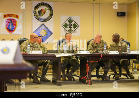 KANDAHAR AIRFIELD, in Afghanistan (27 August 2018) ----- US-Armee Generalmajor Andrew Poppas, entschlossene Unterstützung stellvertretender Stabschef für Operationen, U.S. Army Generator Austin Miller, eingehende entschlossenen Unterstützung/U.S. Forces-Afghanistan Commander, U.S. Army Brig. Gen. Jeffrey Smiley, Zug, Beraten und Unterstützen Command-South Commander, U.S. Army Command Sgt. Maj. David Clark, der entschlossenen Unterstützung/U.S. Forces-Afghanistan älterer Soldat Führer, zur Teilnahme an einer kurzen, 27. August 2018, bewirtet durch TAAC-Führung in Kandahar Airfield, Afghanistan. Miller besucht Kandahar Airfield einen Überblick über Betrieb zu erhalten Stockfoto