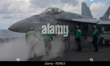 180825-N-AG 490-0356 ATLANTIK (Aug. 25, 2018) Segler bereiten Sie eine F/A-18E Super Hornet aus der Sidewinders von Strike Fighter Squadron (VFA) 86 auf dem Flugdeck der Nimitz-Klasse Flugzeugträger USS Abraham Lincoln (CVN 72) starten. Abraham Lincoln wird derzeit die Durchführung von Carrier Qualifikationen. (U.S. Marine Foto von Mass Communication Specialist Seaman Maxwell Anderson/Freigegeben) Stockfoto