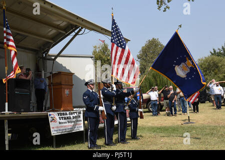 Beale Air Force Base Ehrengarde präsentiert die Farben während der Nationalhymne an der Yuba - Sutter Veteranen in Marysville, Ohio, Nov. 24, 2018. Den Standfuß nach unten bietet eine breite Palette von Dingen des täglichen Bedarfs, wie finanzielle, medizinische, pädagogische und religiöse Dienste zu den Veteranen und ihren Familien, speziell an Obdachlose und weniger Glücklichen (US-Veteranen. Air Force Foto von Airman 1st Class Morgan Braun) Stockfoto