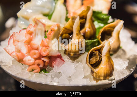 Detailansicht der typisch japanische Küche Sashimi, eine Japanische Delikatesse aus sehr frisches rohes Fleisch, Fisch, Meeresfrüchte in dünne Stücke geschnitten. Stockfoto