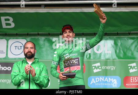 BMC Racing Team Patrick Bevin auf dem Podium, nachdem er race Leader mit dem grünen Trikot während Phase 3 des Ovo Energy Tour von Großbritannien 2018 in Bristol. Stockfoto