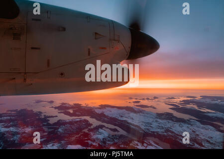 Widerøe Airlines propeller Flugzeug über Bergen, Norwegen Stockfoto
