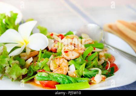 Pikanter Salat mit Garnelen und Gemüse Stockfoto