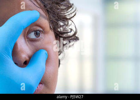 Erwachsenen männlichen Arzt untersuchen Patienten Stockfoto