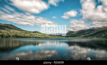 Reflexionen in wie der blaue Himmel und Wolken in Volda Norwegen Stockfoto