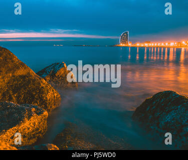 Wunderschöne Landschaft mit Blick auf den Strand von Barceloneta in Barcelona, Spanien. Sonnenaufgang am frühen Morgen. Stockfoto