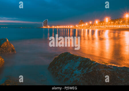 Wunderschöne Landschaft mit Blick auf den Strand von Barceloneta in Barcelona, Spanien. Sonnenaufgang am frühen Morgen. Stockfoto