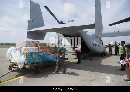 COLOMBO, Sri Lanka - die Materialien sind zu einer MV-22 Osprey mit Marine Medium Tiltrotor Squadron 166 verstärkt, 13 Marine Expeditionary Unit (MEU), während der Nachschub für die Essex Amphibious Ready Group (ARG) zu einem internationalen Flughafen Bandaranaike Logistikdrehscheibe gebracht als Teil einer planmäßigen Einsatz der Essex ARG und 13. MEU, 28. August 2018. Die San Antonio-Klasse amphibious Transport dock USS Anchorage LPD (23) und die eingeschifften Marineinfanteristen des 13. MEU durchgeführt ein Theater Sicherheit Zusammenarbeit Übung mit der Sri Lankan Navy und Marine Marines. Teil einer wachsenden US-Sri Lanka Stockfoto