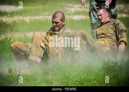 FORT Benning, Ga (Aug. 31, 2018) - Auszubildende von Delta Unternehmen, 2.Bataillon, 19 Infanterie Regiment, Zug auf der Sand Hill Hindernis-parcours in Fort Benning, Georgia, August 28. Das Bataillon ist mit Training und die Umwandlung von Zivilisten in disziplinierte, anpassungsfähige und flexible Infanteristen aufgeladen und bereit, die Mission der Infanterie Korps zu erreichen. (U.S. Armee Foto von Patrick A. Albright, Manöver, Center of Excellence, Fort Benning Public Affairs) Stockfoto