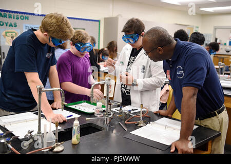 Department of the Navy Historically Black Colleges and Universities and Minority Institutions Program ist eine föderale Initiative zur Ausweitung der Beteiligung an Marineforschung und -Bildung. Das Archivbild dokumentiert einen Besuch in einem Chemiekurs der Harrison High School in Kennesaw, Georgia, in dem das Lehrprogramm für Wissenschaft und Technik für Studentenpraktika bei Navy Labors diskutiert wird. Stockfoto