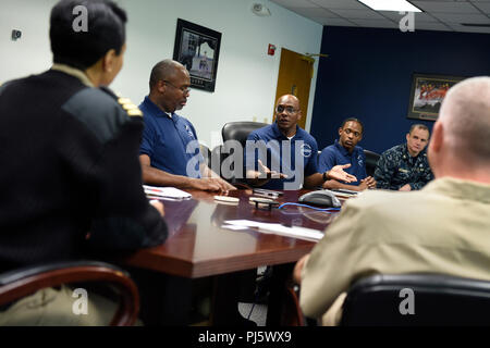 Department of the Navy Historically Black Colleges and Universities and Minority Institutions Program unterstützt die Teilnahme an Marineforschung, -Entwicklung, -Erprobung und -Bewertung. Das Archivbild dokumentiert einen Programmüberblick, der der Leitung des Navy Recruiting District Atlanta während eines Workshops zum Thema Opportunity Awareness an der Clark Atlanta University vorgestellt wurde. Stockfoto