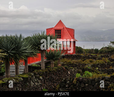 Ein Weingut rotes Haus in Madalena, Pico, Azoren, Portugal, großartiges Hotel während Ihres Urlaub auf den vulkanischen Inseln zu besuchen Stockfoto