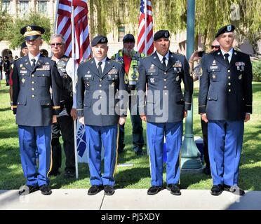 Das Personal des Phoenix Recruiting Battalions ist aufmerksam, als die Überreste des US-Senators John McCain am 29. August 2018 im Arizona State Capitol eintreffen. Der Archivfotograf dokumentiert die feierliche militärische Einhaltung. Stockfoto