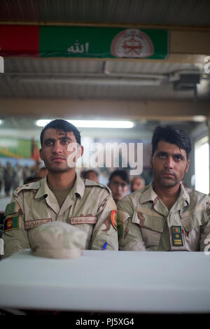 Der Provinz Helmand, Afghanistan (26. August 2018) - Soldaten, die in der afghanischen Armee (ANA) 215 Corps der Beginn einer Abschlussfeier für ein Train-the-trainer-Kurs an der regionalen militärischen Training Center auf Lager Shorabak erwarten. Die fast einmonatigen Kurs vermittelt Dozenten die Grundlagen der Krieger, damit Sie können, die wiederum die kommenden Klassen der neuen ANA territorialen Kraft, die in die sichere und sichere Wahlen zu den Leuten von Helmand und Nimroz Provinzen in diesem Oktober unterstützen wird, unterrichten. (U.S. Marine Corps Foto von Sgt. Sean J. Berry) Stockfoto