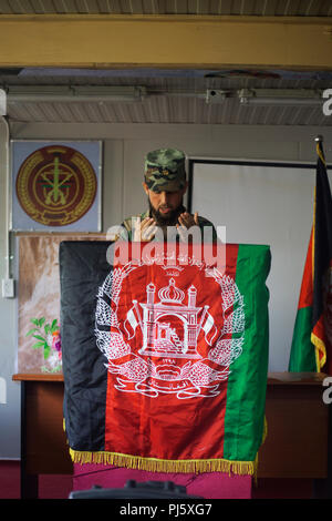 Der Provinz Helmand, Afghanistan (26. August 2018) - Der Soldat mit der afghanischen Armee (ANA) 215 Corps Gebet führt während einer Zeremonie für ein Train-the-trainer-Kurs an der regionalen militärischen Training Center auf Lager Shorabak. Die fast einmonatigen Kurs vermittelt Dozenten die Grundlagen der Krieger, damit Sie können, die wiederum die kommenden Klassen der neuen ANA territorialen Kraft, die in die sichere und sichere Wahlen zu den Leuten von Helmand und Nimroz Provinzen in diesem Oktober unterstützen wird, unterrichten. (U.S. Marine Corps Foto von Sgt. Sean J. Berry) Stockfoto