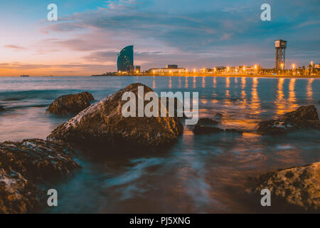 Wunderschöne Landschaft mit Blick auf den Strand von Barceloneta in Barcelona, Spanien. Sonnenaufgang am frühen Morgen. Stockfoto