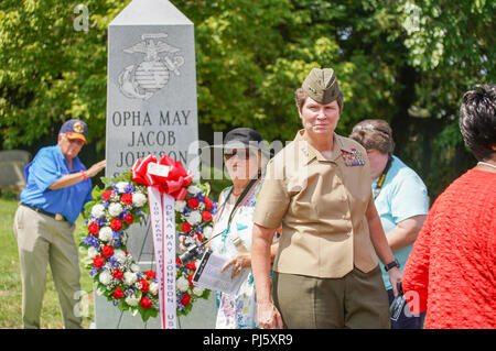 Gast besuchen Sie ein Denkmal an die Grabstätte von Opha kann Johnson, St. Paul's Rock Creek Cemetery, Washington, D.C., und nach einer enthüllungsfeier, Aug 29., 2018. Das Denkmal wurde von den Frauen Marines Vereins der 100 Jahre Frauen in der Marine Corps zu gedenken. (U.S. Marine Corps Foto von Cpl. Paul A. Ochoa) Stockfoto