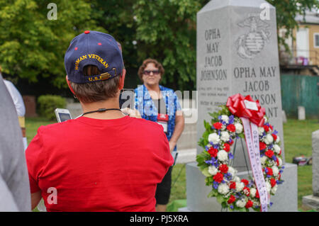 Gast besuchen Sie ein Denkmal an die Grabstätte von Opha kann Johnson, St. Paul's Rock Creek Cemetery, Washington, D.C., und nach einer enthüllungsfeier, Aug 29., 2018. Das Denkmal wurde von den Frauen Marines Vereins der 100 Jahre Frauen in der Marine Corps zu gedenken. (U.S. Marine Corps Foto von Cpl. Paul A. Ochoa) Stockfoto