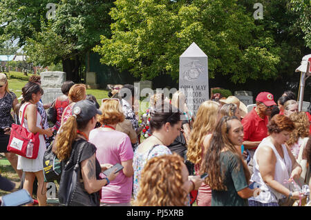 Gast besuchen Sie ein Denkmal an die Grabstätte von Opha kann Johnson, St. Paul's Rock Creek Cemetery, Washington, D.C., und nach einer enthüllungsfeier, Aug 29., 2018. Das Denkmal wurde von den Frauen Marines Vereins der 100 Jahre Frauen in der Marine Corps zu gedenken. (U.S. Marine Corps Foto von Cpl. Paul A. Ochoa) Stockfoto