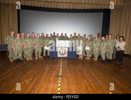 180829-N-QB 805-0001 Pearl Harbor (29. August 2018) Navy-Marine Corps Fhv (NMCRS), Koordinatoren und Einheit Vertreter posieren für ein Foto während der NMCRS Preisverleihung auf der gemeinsamen Basis Pearl Harbor-Hickam Theater, 29. August 2018. Die NMCRS bietet finanzielle Entlastung in den aktiven Dienst und im Ruhestand Marinesoldaten und Matrosen sowie deren berechtigte Hinterbliebene durch zinslose Darlehen und Zuschüsse. (U.S. Marine Foto von Mass Communication Specialist 1. Klasse Randi Braun) Stockfoto