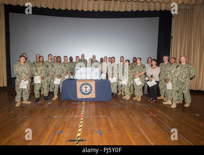 180829-N-QB 805-0004 Pearl Harbor (29. August 2018) Navy-Marine Corps Fhv (NMCRS), Koordinatoren und Einheit Vertreter posieren für ein Foto während der NMCRS Preisverleihung auf der gemeinsamen Basis Pearl Harbor-Hickam Theater, 29. August 2018. Die NMCRS bietet finanzielle Entlastung in den aktiven Dienst und im Ruhestand Marinesoldaten und Matrosen sowie deren berechtigte Hinterbliebene durch zinslose Darlehen und Zuschüsse. (U.S. Marine Foto von Mass Communication Specialist 1. Klasse Randi Braun) Stockfoto