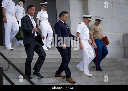 U.S. Navy Vice Adm. John Alexander (Mitte), Commander, U.S. Dritten Flotte, Joe Buscaino, Los Angeles Stadtrat, und Jeff Gorell, Stadt Los Angeles stellvertretender Bürgermeister (links), besuchen Sie die humanitäre Hilfe Katastrophenhilfe Dorf Demonstration in Los Angeles, Calif., Aug 29., 2018. Die Veranstaltung umfasste Statische zeigt aus der US-Marines, die Stadt Los Angeles Behörden für öffentliche Sicherheit, Los Angeles County Office des Notfallmanagements und mehreren gemeinnützigen Partnern. Ich MEF bietet das Marine Corps ein weltweit ansprechbar, Auslandseinsätze, und voll skalierbar Marine Air-Ground Task Force (MAGTF), Ca Stockfoto