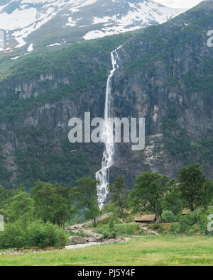 Berg Wasserfall von schmelzenden Schnee in den Jostedalsbreen Nationalpark, Norwegen Stockfoto