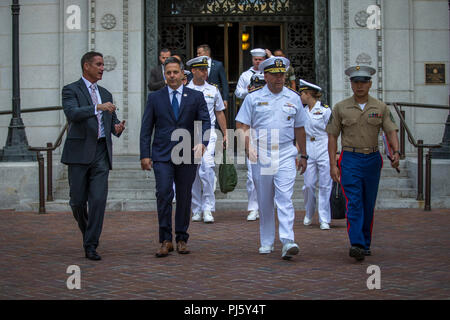 U.S. Navy Vice Adm. John Alexander (Mitte), Commander, U.S. Dritten Flotte, Joe Buscaino, Los Angeles Stadtrat, und Jeff Gorell, Stadt Los Angeles stellvertretender Bürgermeister (links), besuchen Sie die humanitäre Hilfe Katastrophenhilfe Dorf Demonstration in Los Angeles, Calif., Aug 29., 2018. Die Veranstaltung umfasste Statische zeigt aus der US-Marines, die Stadt Los Angeles Behörden für öffentliche Sicherheit, Los Angeles County Office des Notfallmanagements und mehreren gemeinnützigen Partnern. Ich MEF bietet das Marine Corps ein weltweit ansprechbar, Auslandseinsätze, und voll skalierbar Marine Air-Ground Task Force (MAGTF), Ca Stockfoto