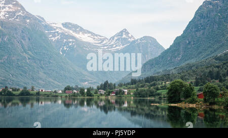 Spiegelungen der Berge in Stryn, Norwegen Stockfoto