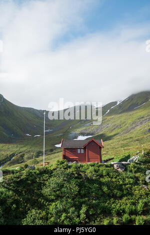 Kabine auf Saudehornet Bergbesteigung. Ørsta, Norwegen Stockfoto