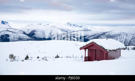 Infrarotkabine auf schneebedeckten Berg in Volda Norwegen Stockfoto