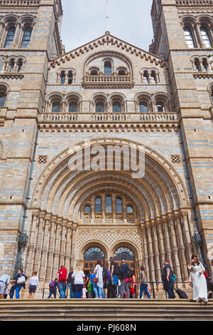 London, South Kensington Die romanische Eingang des Natural History Museum in der Cromwell Road Stockfoto