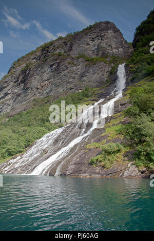 Friaren Wasserfall vom Schiff Kreuzfahrt im Geirangerfjord Stockfoto