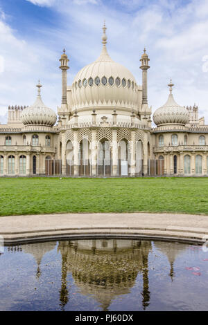 Royal Pavilion in Brighton, unter blauem Himmel mit Reflektion Stockfoto