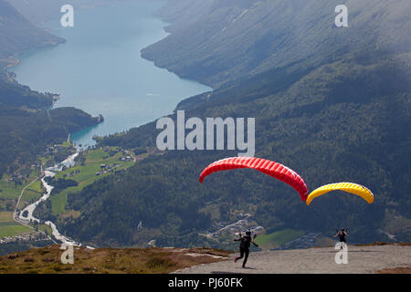 See Lovatnet und Gleitschirmflieger vom Berg Hoven Stockfoto