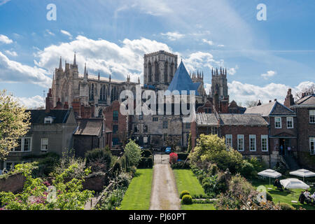 York Minster mit den Grauen Hof Hotel, von der Stadtmauer, York, England Stockfoto