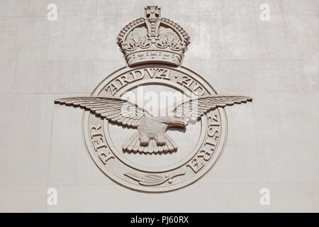 London, Green Park der RAF-Logo auf der Außenwand des Bomber Command Memorial in der Nähe von Hyde Park Corner. Stockfoto