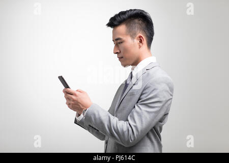 Junger Geschäftsmann mit Smartphone Stockfoto