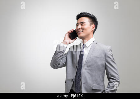 Junge Unternehmer sprechen auf Handy Stockfoto
