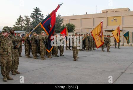 Soldaten des 101St Airborne Division (Air Assault), entschlossene Unterstützung Sustainment Brigade render ehren die Farben bei einem Befehl Zeremonie am Flughafen Bagram, Afghanistan, 12.08.26. Die Änderung des Befehls Zeremonie stellt die Übertragung von Verantwortung und Autorität von dem scheidenden Kommandeur, Oberst Stanley J. Sliwinski zu oberst Stephanie A. Barton. (U.S. Armee Foto von 1 Lt Verniccia J. Ford Public Affairs) Stockfoto