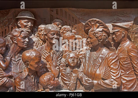 Das King George VI und Queen Elizabeth Memorial in der Mall. Ein relief Panel von Paul Tag zeigt einen Krieg königlichen Besuch in East End von London Stockfoto