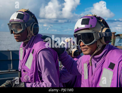 180831-N-AT 530-0277 ATLANTIK (Aug. 31, 2018) - Der Maschinist Mate 1. Klasse Jevaun Mcpherson, rechts, und der machinist Mate 3. Klasse Erza Gordon Mann einen Schlauch Team während der schadensbegrenzung Bohrer auf dem Flugdeck der Amphibischen dock Landung Schiff USS Fort McHenry (LSD 43) während vier Carrier Strike Group (CSG 4) amphibische bereit, Gruppe, Marine Expeditionary Unit Übung (ARGMEUEX). Kearsarge Amphibious Ready Gruppe und 22 Marine Expeditionary Unit sind die Verbesserung der gemeinsamen Integration, die Letalität und kollektiven Fähigkeiten des Navy-Marine Corps Team durch gemeinsame Planung und Durchführung von chall Stockfoto