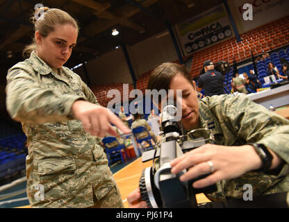 Senior Airman Valentina Botero-Mendieta und Kapitän Laura Delgado, 176 medizinische Gruppe, Alaska Air National Guard über den Betrieb eines Lensometer die Verschreibung von Brillen des Patienten während der innovativen Readiness Training Ola de Esperanza Sanadora, Guaynabo, Puerto Rico, Sept. 1, 2018 zu bestimmen. Der Zweck des IRT ist medizinische, zahnmedizinische und Optometrie Pflege lokalen städtischen Behörden bei der Bewältigung underserved Gemeinschaft Gesundheit und gesellschaftliche Bedürfnisse, die sich während der gemeinsamen militärischen humanitären Aktionen zu unterstützen. (U.S. Air National Guard Foto von Senior Master Sgt. Paul Mann/rel Stockfoto