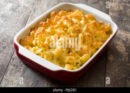 Typische amerikanische Makkaroni und Käse auf dem Holztisch Stockfoto