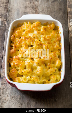 Typische amerikanische Makkaroni und Käse auf dem Holztisch Stockfoto